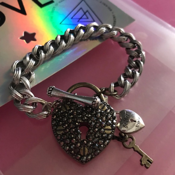 Betsey Johnson crystal rhinestone heart lock key vintage girl charm bracelet B37 - Picture 5 of 5